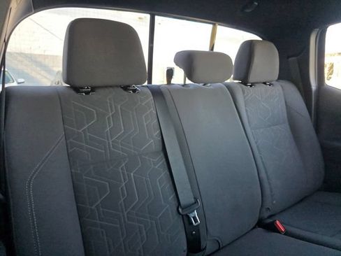 Used 2018 Toyota Tacoma TRD Off-Road w/ Technology Package AWD/4WD image 17