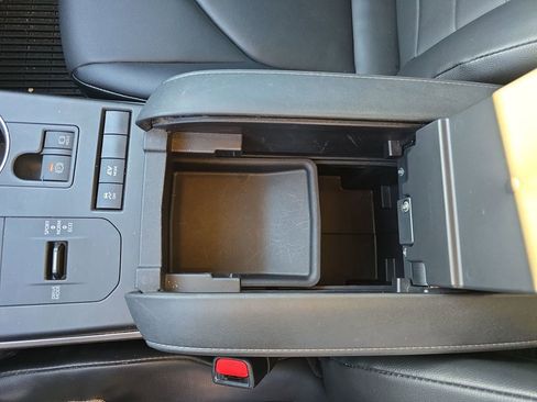 Used 2020 Toyota Highlander XLE image 25