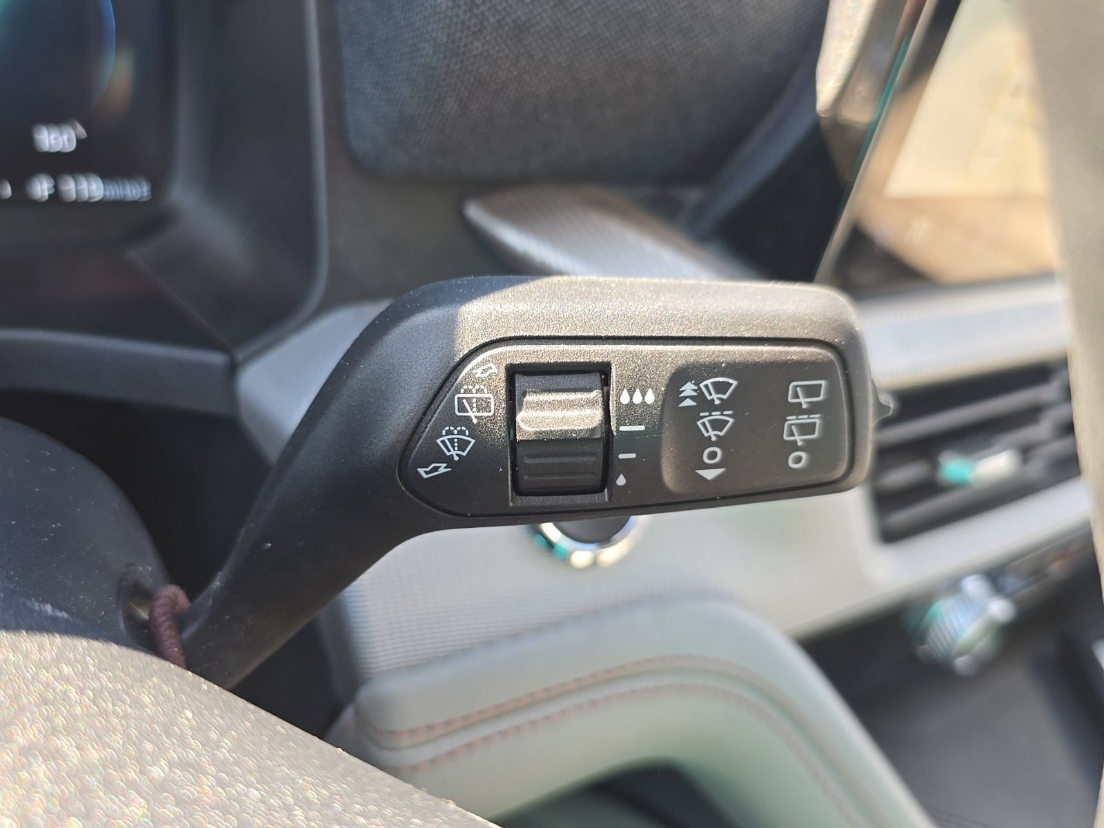 Used 2025 Ford Explorer Active w/ Active Comfort Package AWD/4WD image 24