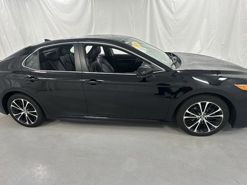 Used 2020 Toyota Camry SE FWD image 2