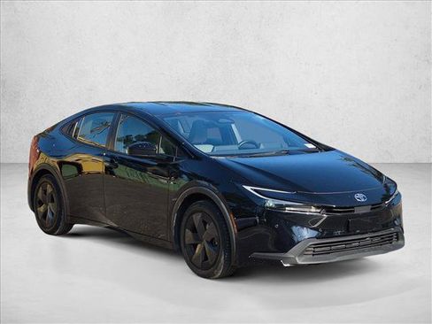 Used 2024 Toyota Prius LE FWD image 3
