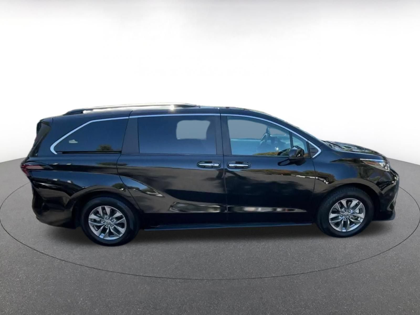 Used 2025 Toyota Sienna XLE FWD image 15