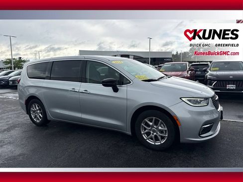 Used 2024 Chrysler Pacifica Touring-L FWD image 4