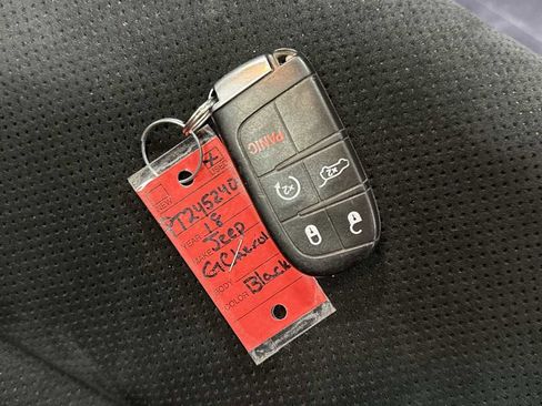 Used 2018 Jeep Grand Cherokee Altitude image 32