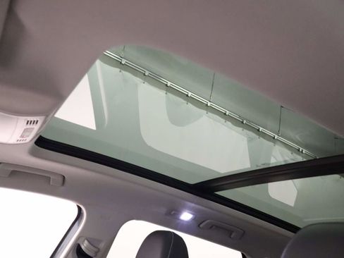 Used 2023 Volkswagen Taos SE w/ Panoramic Sunroof Package image 18