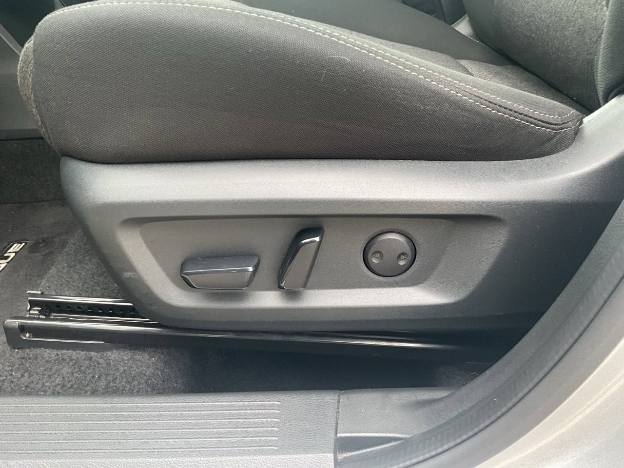 Used 2025 Nissan Rogue SV FWD image 12