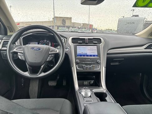 Used 2020 Ford Fusion SE FWD image 15