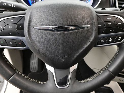 Used 2024 Chrysler Pacifica Touring-L image 19