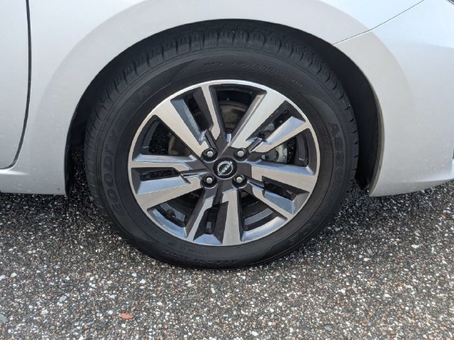 Used 2025 Nissan Versa SV FWD image 10