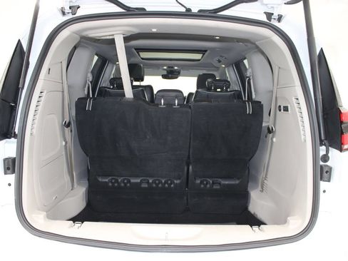 Used 2022 Chrysler Pacifica Limited FWD image 15