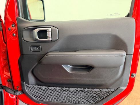 Used 2021 Jeep Wrangler Unlimited Sahara w/ Uconnect 4C Nav & Sound Group AWD/4WD image 19