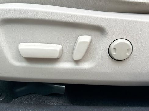 Used 2014 Toyota Highlander XLE image 19