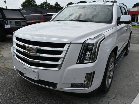 Used 2017 Cadillac Escalade Luxury RWD image 2