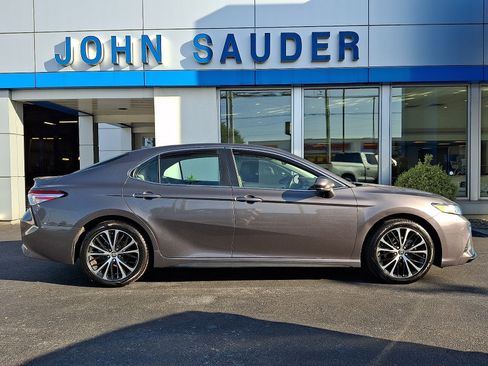 Used 2020 Toyota Camry SE w/ Blackout Package FWD image 7