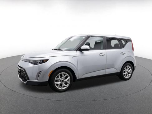 Used 2025 Kia Soul LX w/ LX Technology Package FWD image 3