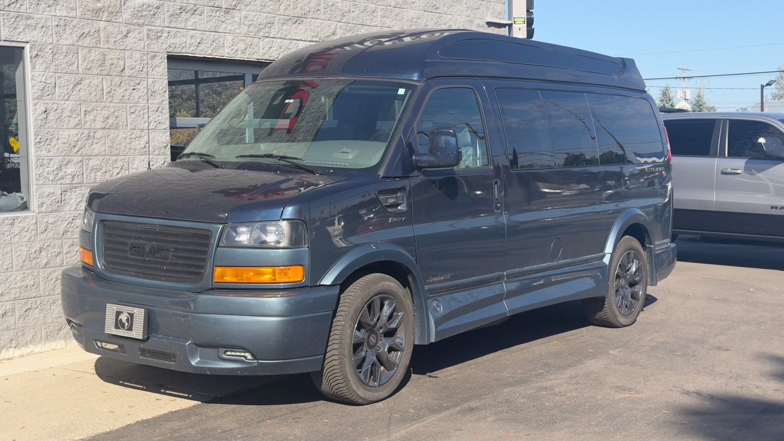 Used 2024 GMC Savana 2500 RWD image 1