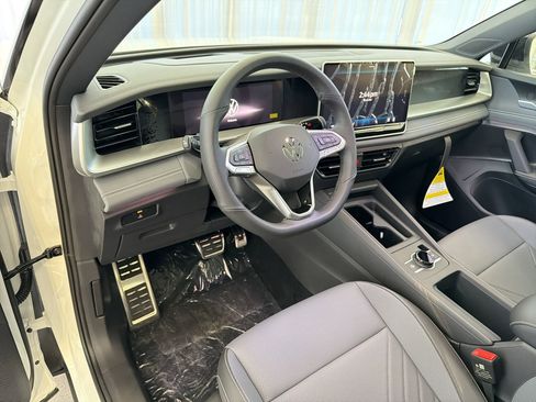 New 2026 Volkswagen Tiguan SE R-Line FWD image 4