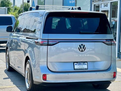 Used 2025 Volkswagen ID. Buzz Pro S RWD image 31