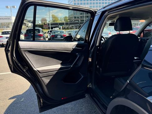 Used 2018 Volkswagen Tiguan SE image 27