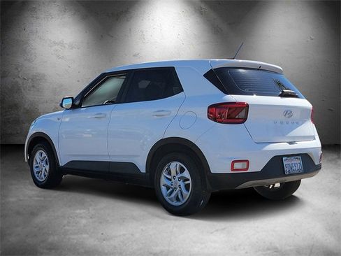 Used 2023 Hyundai Venue SE image 4