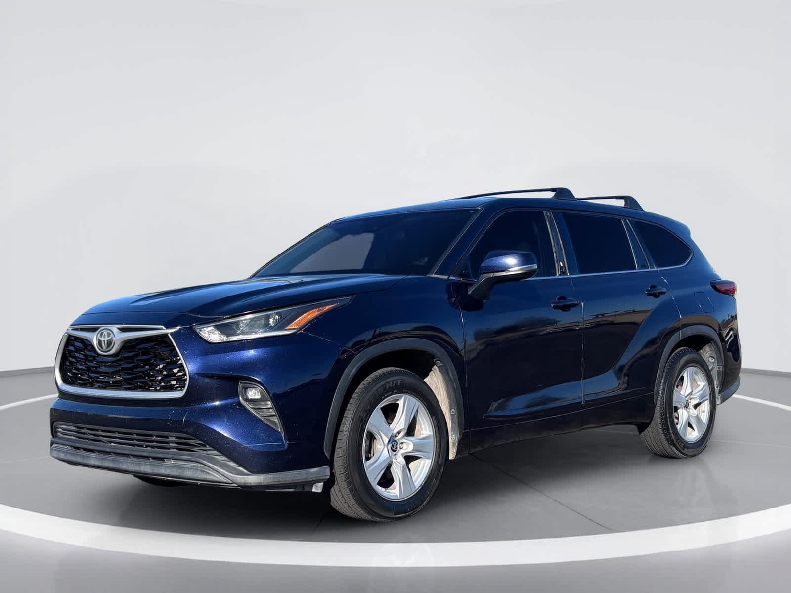 Used 2021 Toyota Highlander LE FWD image 2