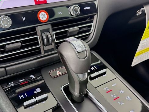 Certified 2026 Porsche Macan AWD/4WD image 17