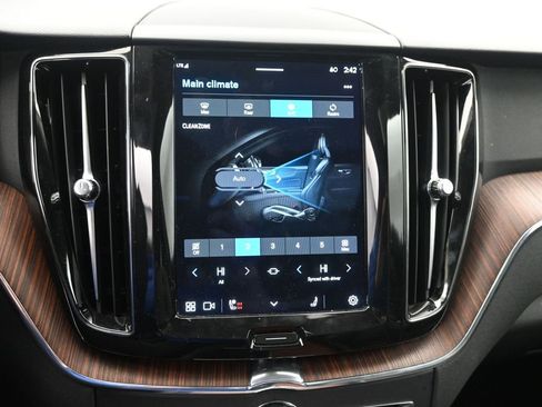 Used 2023 Volvo XC60 B5 Plus image 14