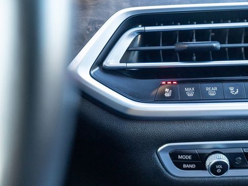 Used 2022 BMW X5 xDrive40i w/ M Sport Package image 32