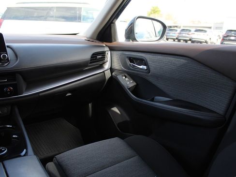 Used 2023 Nissan Rogue SV image 12