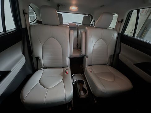 Used 2024 Toyota Highlander XLE image 33