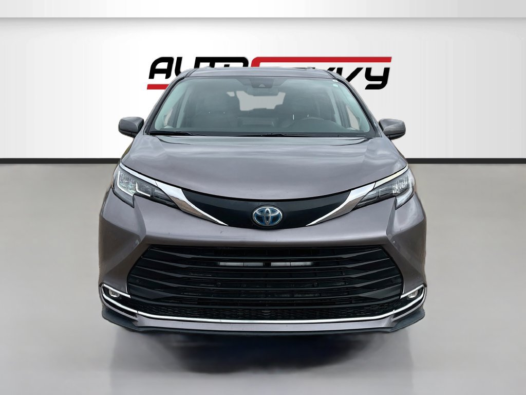Used 2025 Toyota Sienna XLE w/ XLE Plus Package AWD/4WD image 2