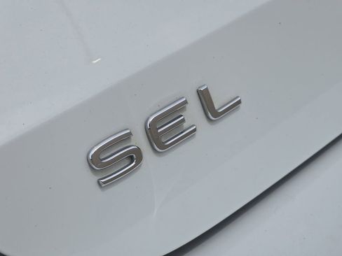 Used 2022 Volkswagen Taos SEL w/ Panoramic Sunroof Package FWD image 32