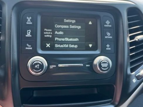 Used 2018 Jeep Cherokee Latitude AWD/4WD image 45