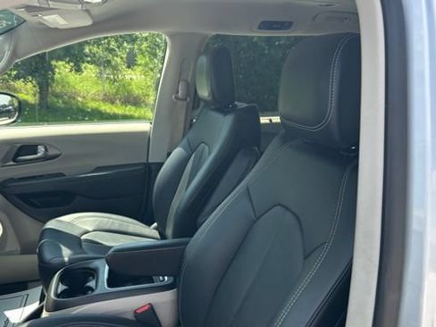 Used 2024 Chrysler Pacifica Touring-L FWD image 19