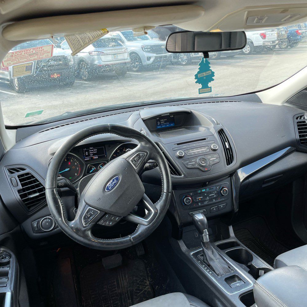 Used 2017 Ford Escape SE w/ SE Sport Appearance Package AWD/4WD image 3