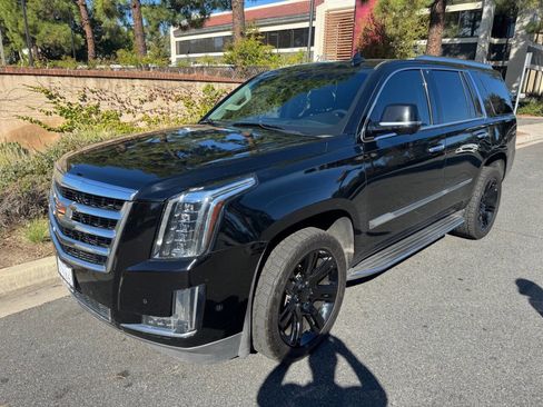 Used 2018 Cadillac Escalade Luxury image 1