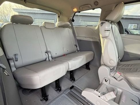 Used 2013 Toyota Sienna XLE image 18