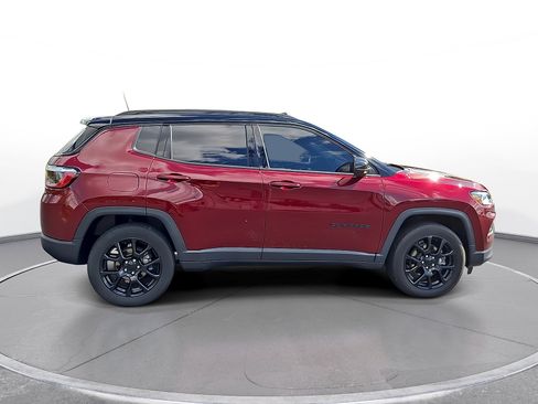 Used 2022 Jeep Compass Latitude w/ Sun and Sound Group AWD/4WD image 9
