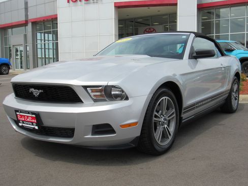 Used 2010 Ford Mustang Convertible RWD image 1