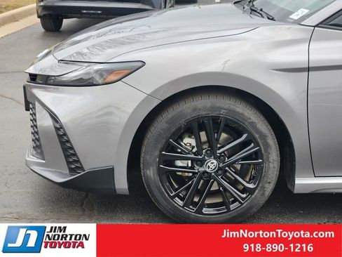 Used 2025 Toyota Camry SE image 9