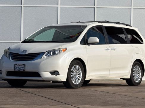 Used 2015 Toyota Sienna XLE w/ XLE Navigation Package image 8
