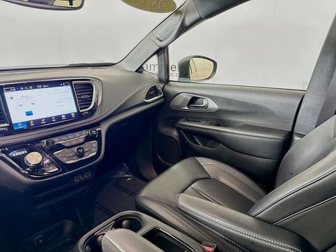 Used 2023 Chrysler Pacifica Touring-L w/ S Appearance Package image 21