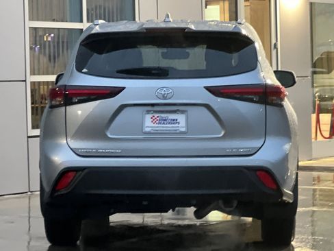 Used 2024 Toyota Highlander XLE image 5