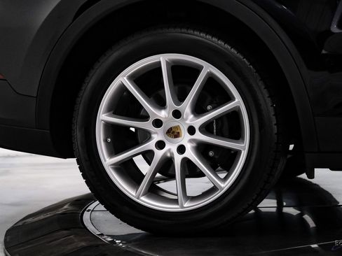 Used 2022 Porsche Cayenne w/ Premium Package image 60