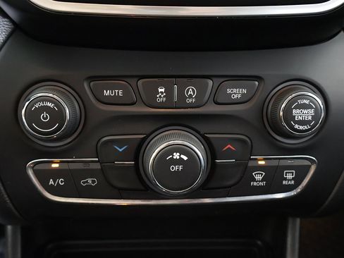 Used 2019 Jeep Cherokee Latitude Plus w/ Cold Weather Group image 44