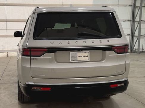 Used 2022 Jeep Wagoneer Series II w/ Premium Group I AWD/4WD image 3