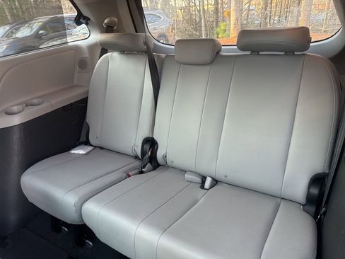 Used 2017 Toyota Sienna Limited Premium image 14