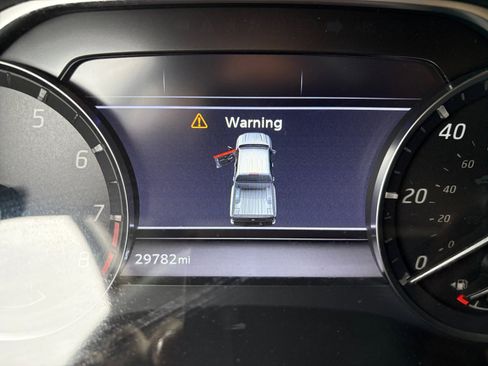 Used 2023 Nissan Frontier SV image 3