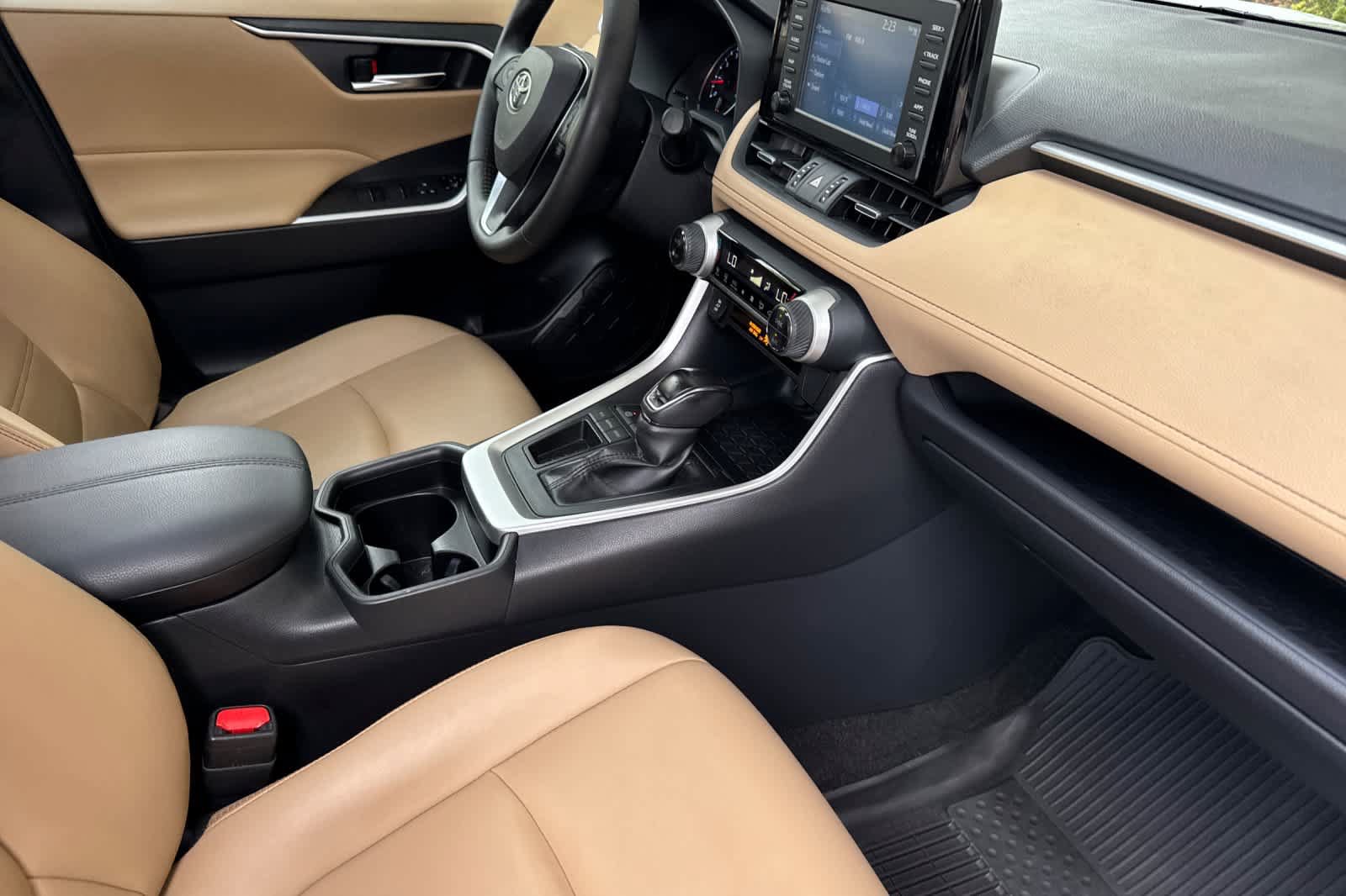 Used 2019 Toyota RAV4 XLE Premium FWD image 17