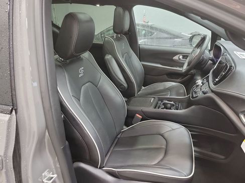 Used 2025 Chrysler Pacifica Limited image 21